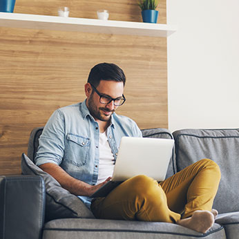 Ein Mann berechnet seinen neuen Kfz-Tarif.