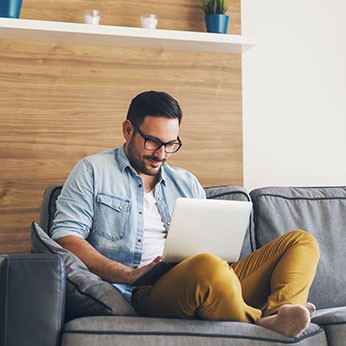 Ein Mann berechnet seinen neuen Kfz-Tarif.