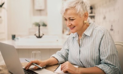 Eine älter Frau verfasst ihren digitalen Nachlass am Computer.