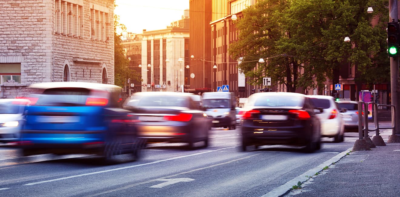 Vielbefahrene Straße in der Stadt.