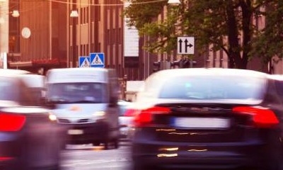 Vielbefahrene Straße in der Stadt.