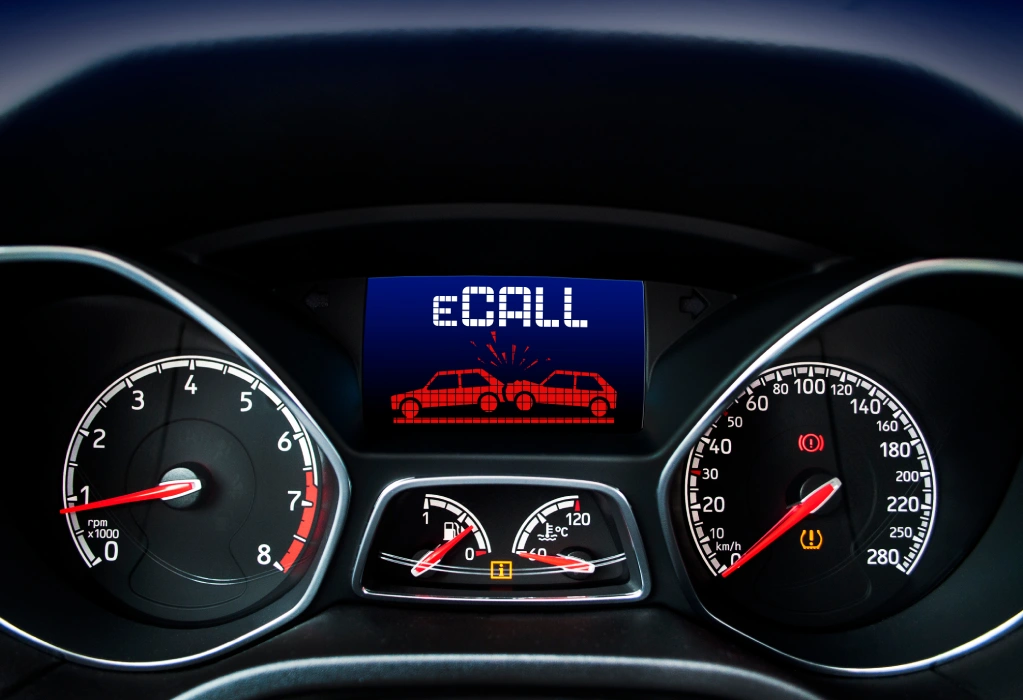 Armaturenbrett eines Autos mit der Anzeige „ECALL“, die eine Kollision zeigt, sowie mehreren Warnleuchten und Tachos.