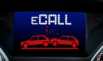 Armaturenbrett eines Autos mit der Anzeige „ECALL“, die eine Kollision zeigt, sowie mehreren Warnleuchten und Tachos.