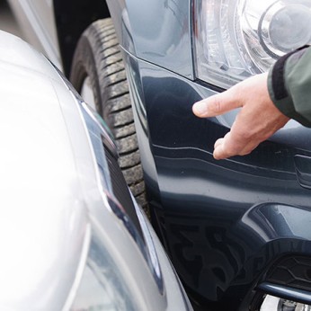 Bei kleinen Beulen und Kratzern hilft die Parkschadenversicherung.
