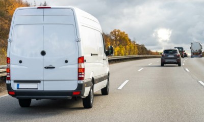Ein Auto überholt einen Transporter von rechts auf der Autobahn. 
