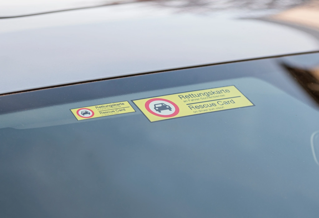 Ein Aufkleber an einer Autoscheibe weist auf das Vorhandensein einer Rettungskarte im Fahrzeug hin.