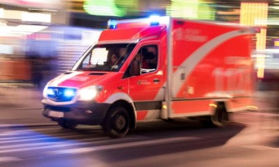 Rettungswagen fährt mit Blaulicht durch die Stadt
