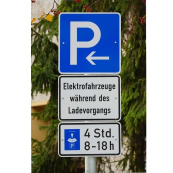 Elektroauto parken: E-Kennzeichen ist oft Voraussetzung