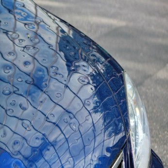 Die Motorhaube eines Autos nach einem kräftigen Hagelschauer.