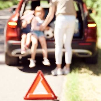 Mann ruft Abschleppdienst, nachdem er mit seiner Familie liegen geblieben ist. 