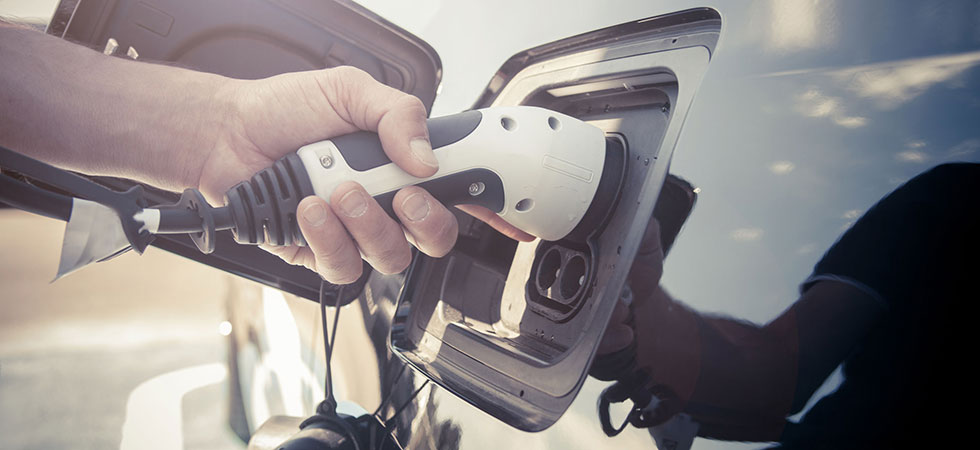 Aufladen eines Elektrofahrzeuges.