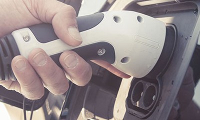 Aufladen eines Elektrofahrzeuges.