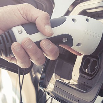 Aufladen eines Elektrofahrzeuges.