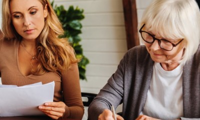 Eine ältere Frau und ihre Tochter kümmern sich um eine Vorsorgevollmacht. 