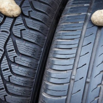 Winterreifen (links) haben eine höhere Profiltiefe als Sommerreifen (rechts).